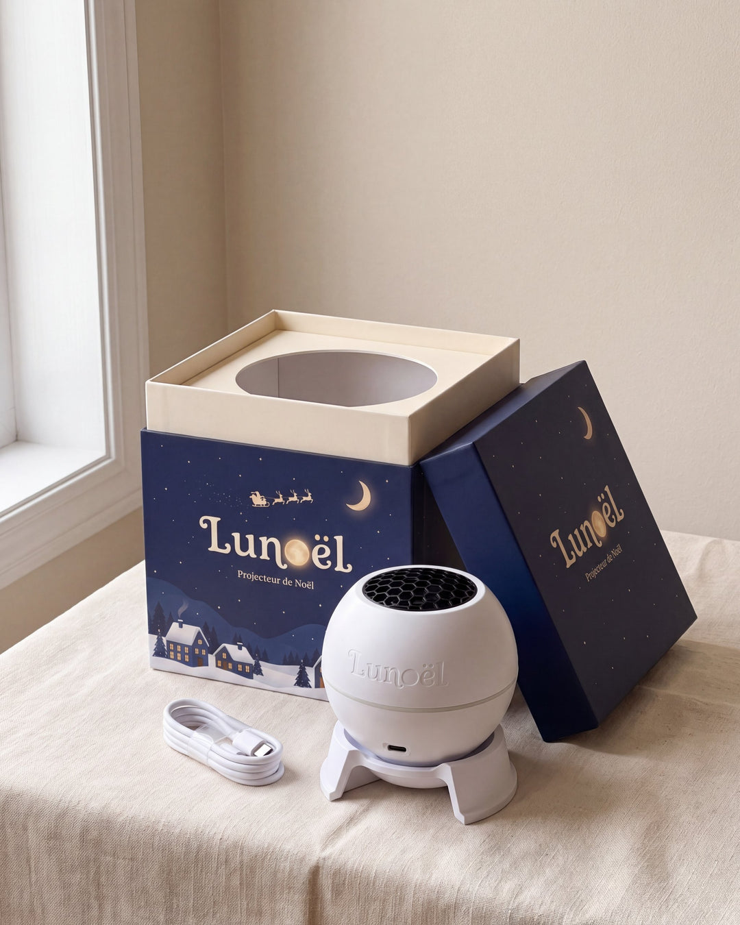 Le coffret bleu nuit ouvert, la sphère Lunoël et son câble