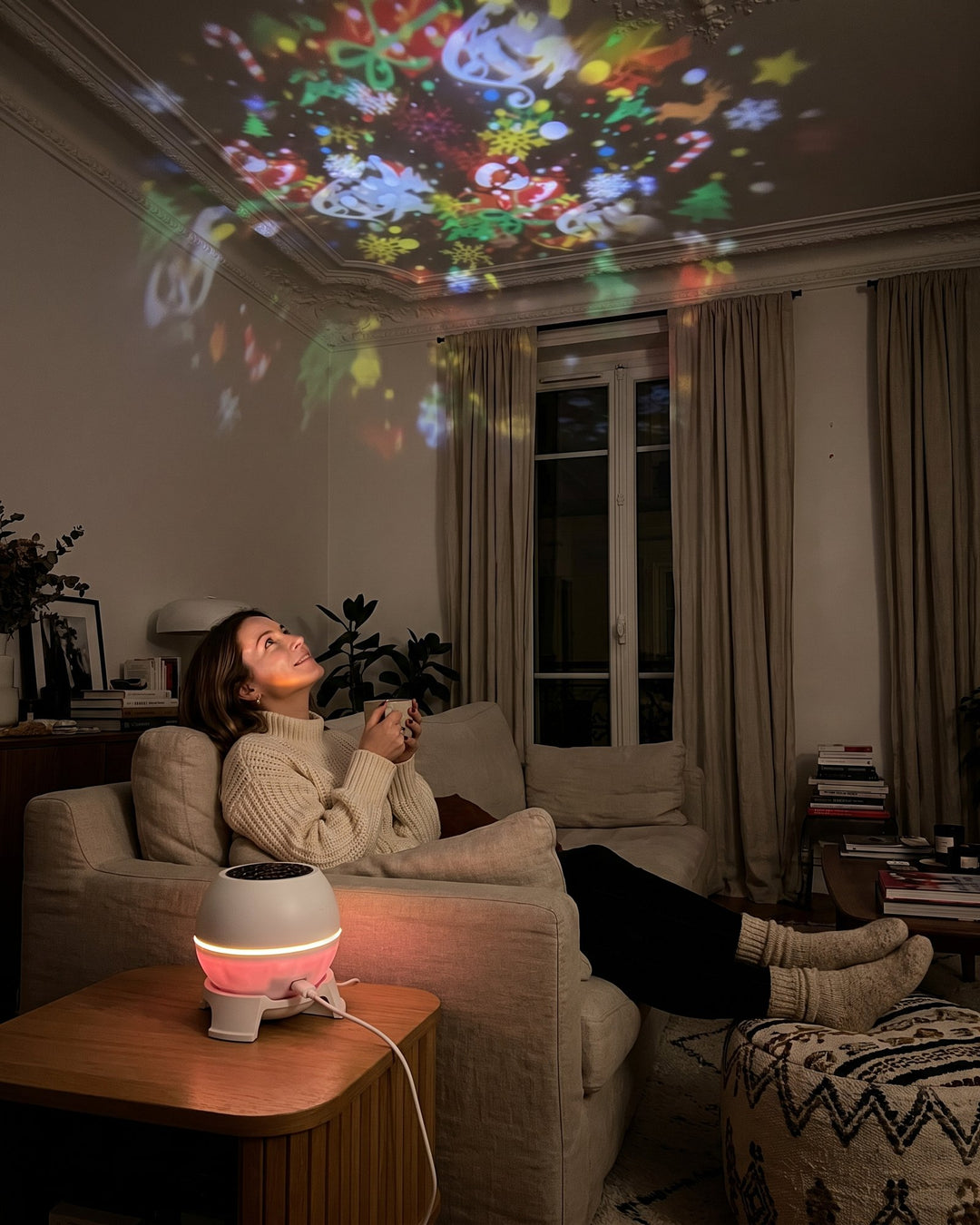 Dans le salon, des dessins de Noël au plafond, sans guirlande ni escabeau
